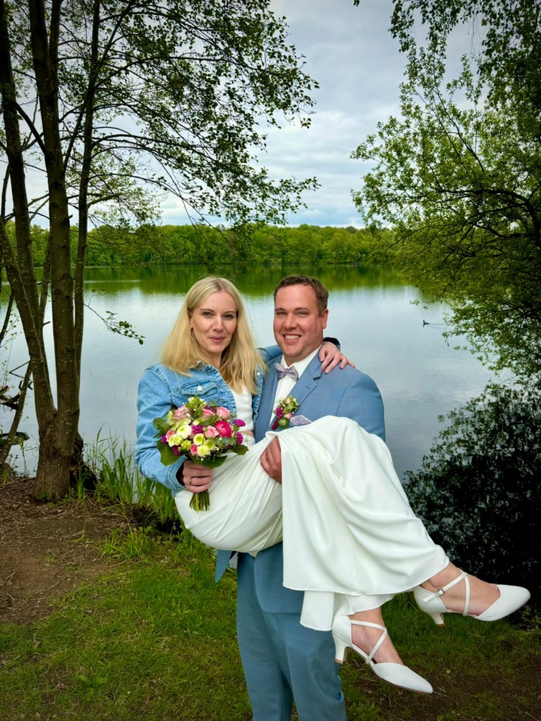 Daniel traegt Indra auf den Armen vor dem See