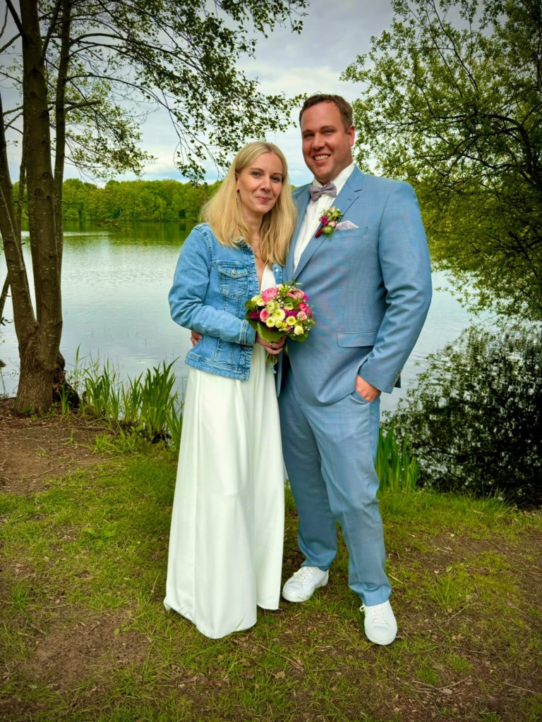 Indra und Daniel in voller Groesse vor dem See